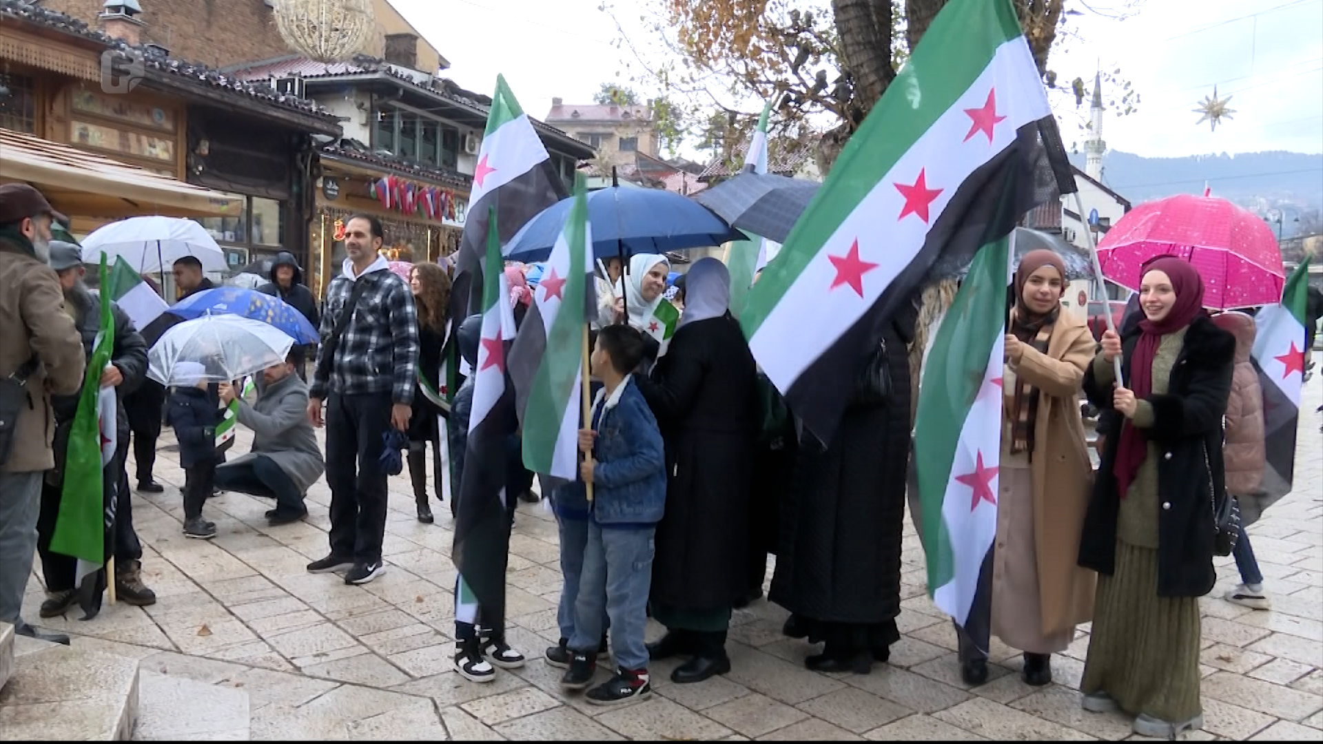 Nekoliko desetina Sirijaca u Sarajevu na Baščaršiji proslavilo pad režima Bašara el-Asada